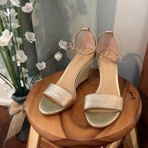 Lilly Pulitzer Gold Wedge Sandals - Size 7